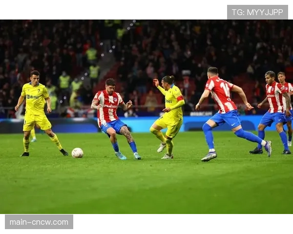 加的斯球员在补水时间围听主帅指示，要求加强两翼的无球跑动拉扯